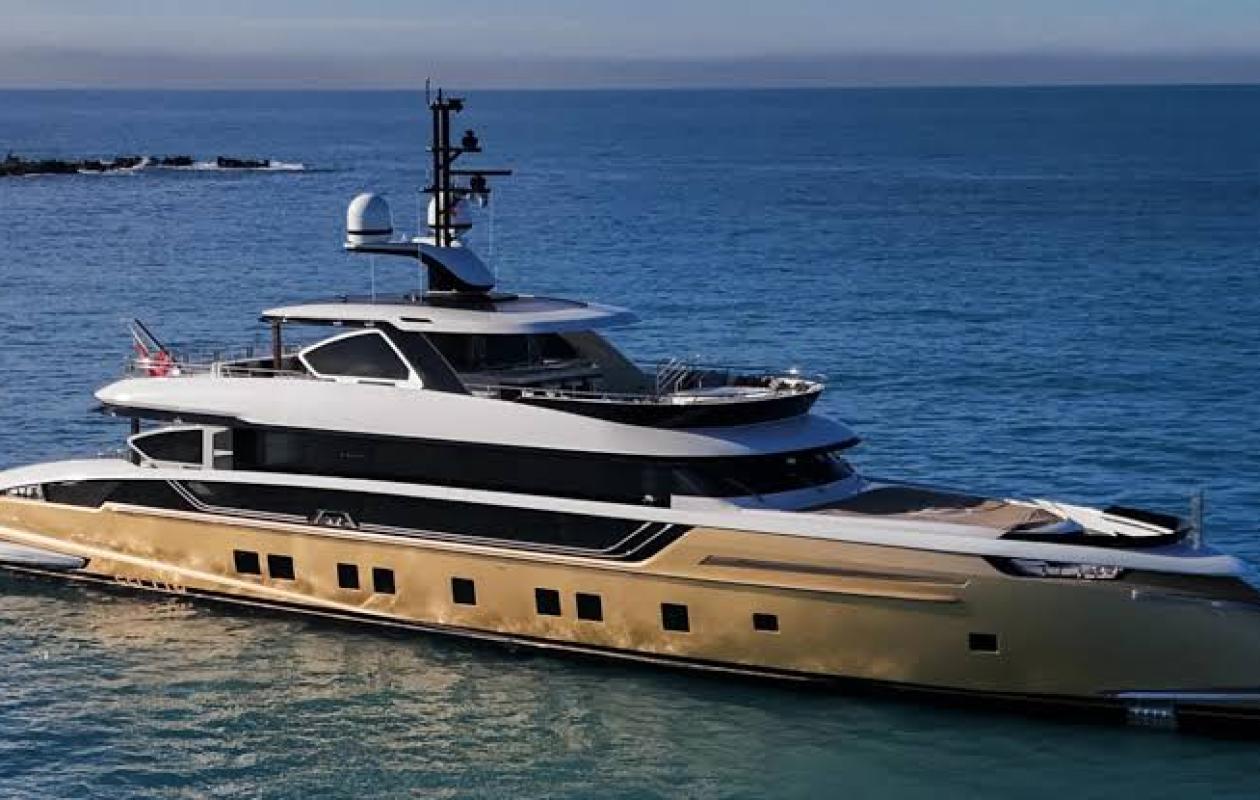 Saisie de véhicules de luxe, de yachts et de fortes sommes en devises