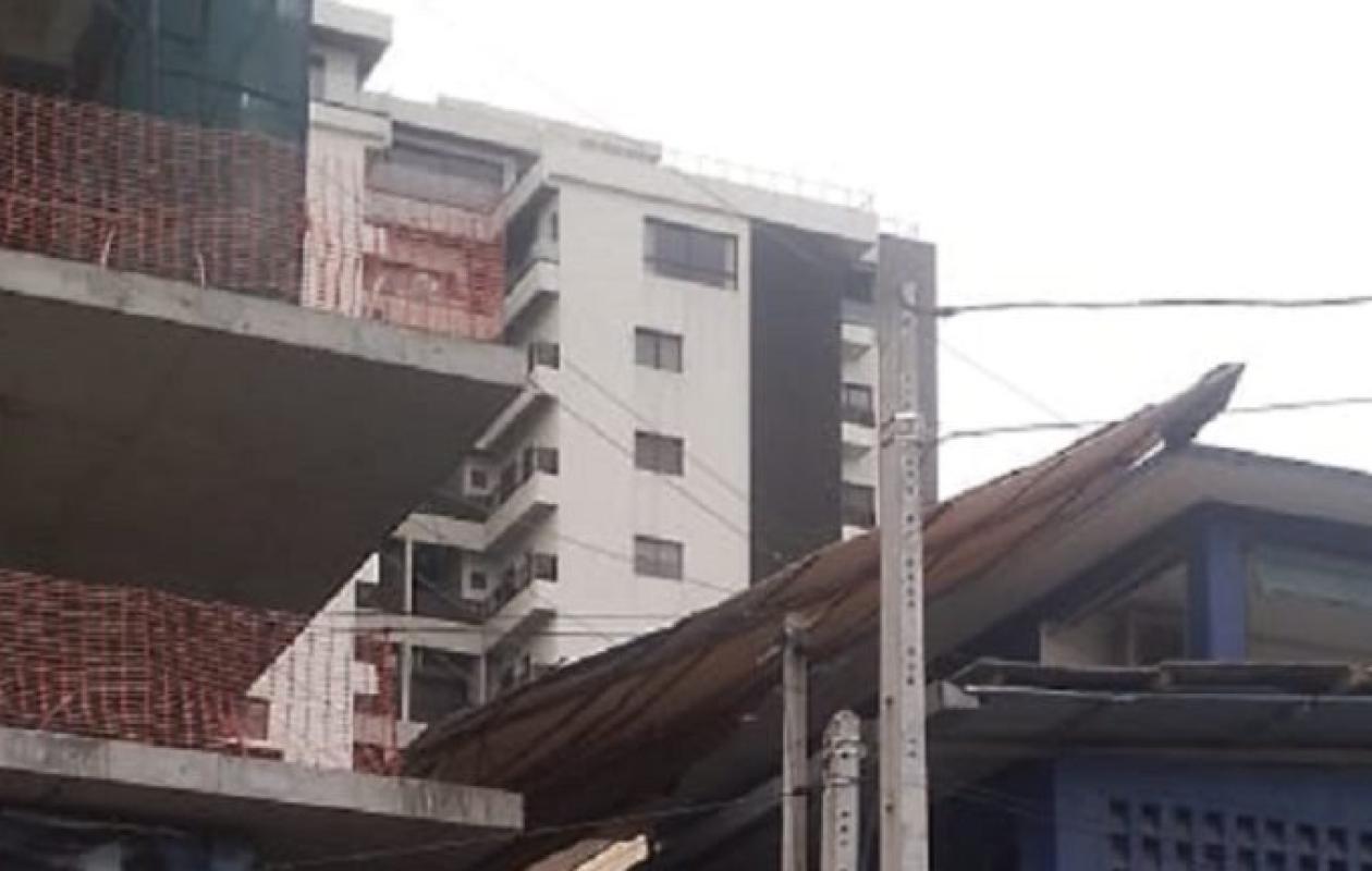 Marcory Zone 4 : des parents d’élèves montent au créneau et réclament l’arrêt d’un immeuble de 12 étages jugé menaçant pour leurs enfants