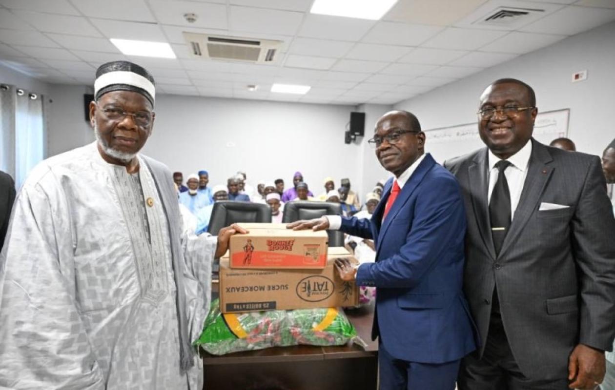 Solidarité Ramadan : Robert Beugré Mambé offre 5,5 millions FCFA et des denrées au Conseil supérieur des imams, des mosquées et des affaires islamiques