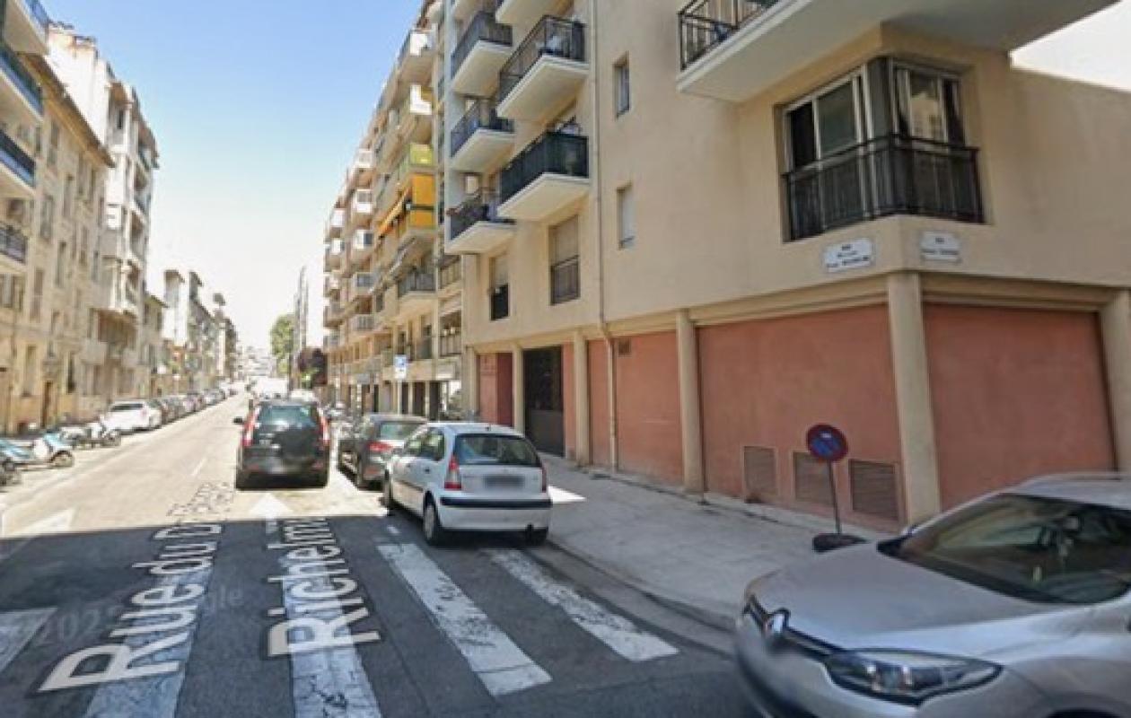 Ils surprennent deux hommes en train de tirer une jeune femme de 25 ans par les jambes