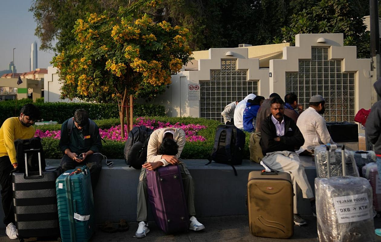 "C'était impensable qu'une chose comme ça arrive à Dubaï" : de nombreux touristes tentent de fuir l'émirat en passant par Oman