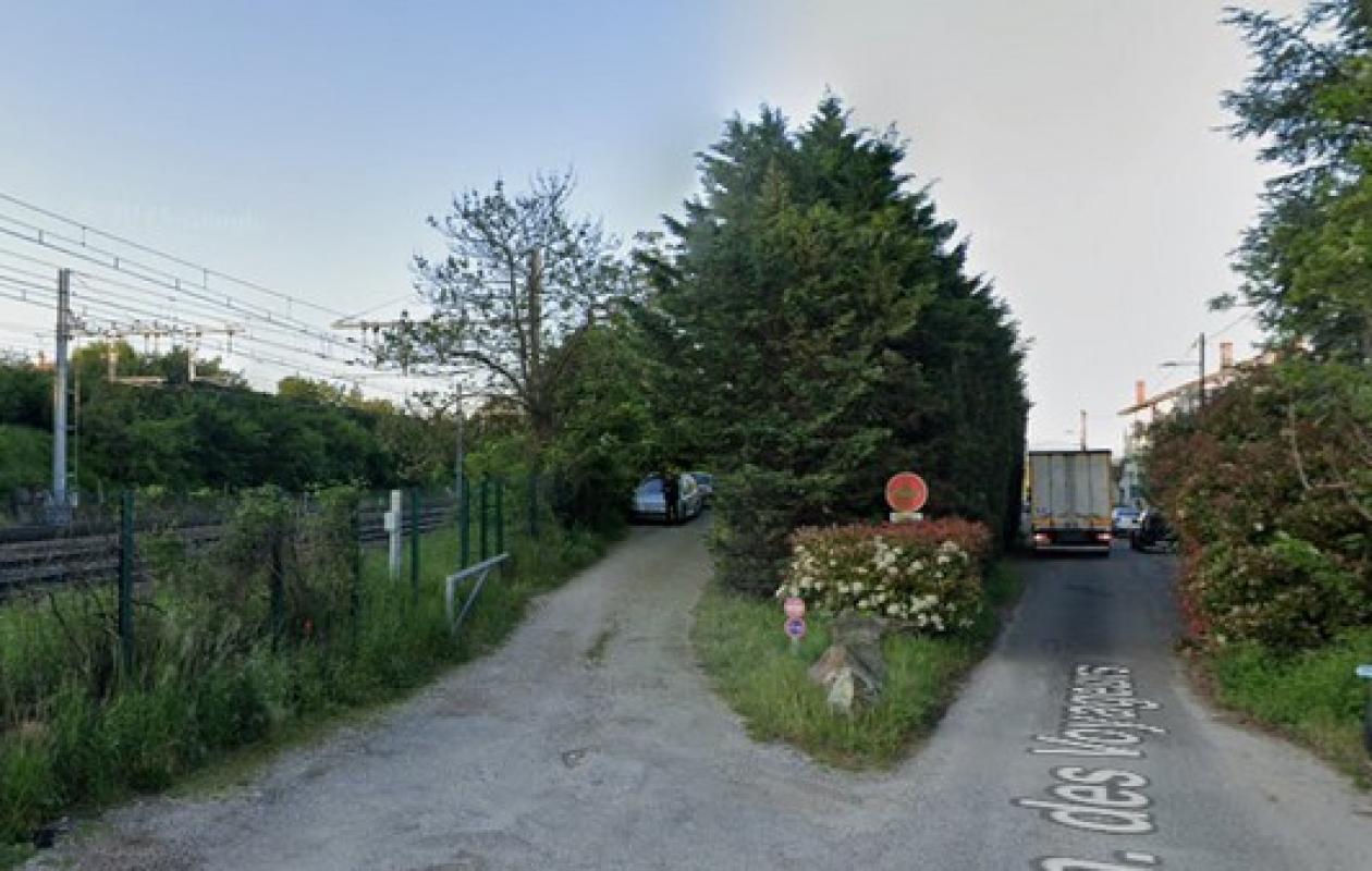 Suite à un mystérieux message, les policiers découvrent un corps calciné sur un chemin