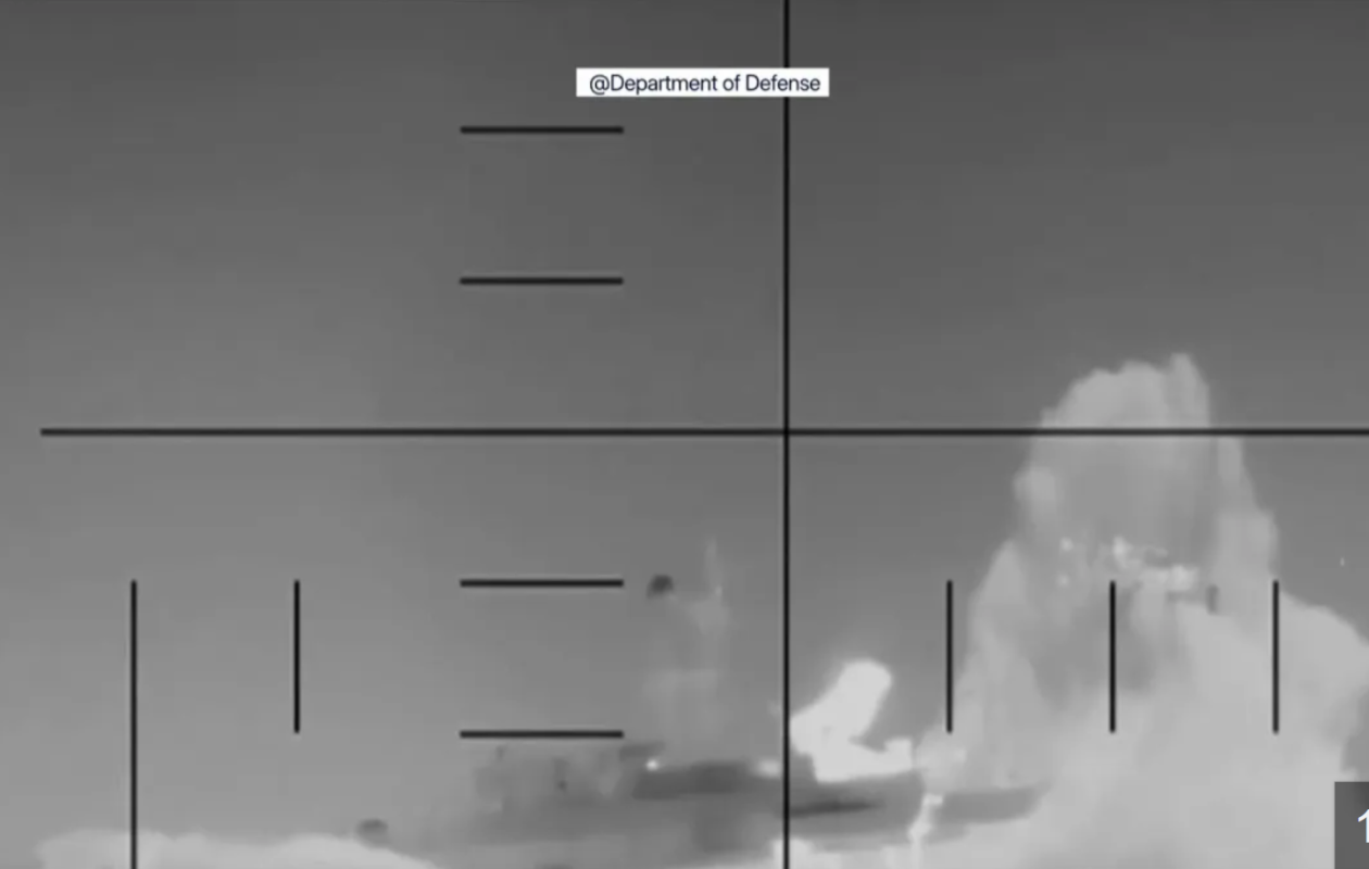 Une première depuis la Seconde guerre mondiale: les images impressionnantes d'un navire iranien torpillé par un sous-marin américain