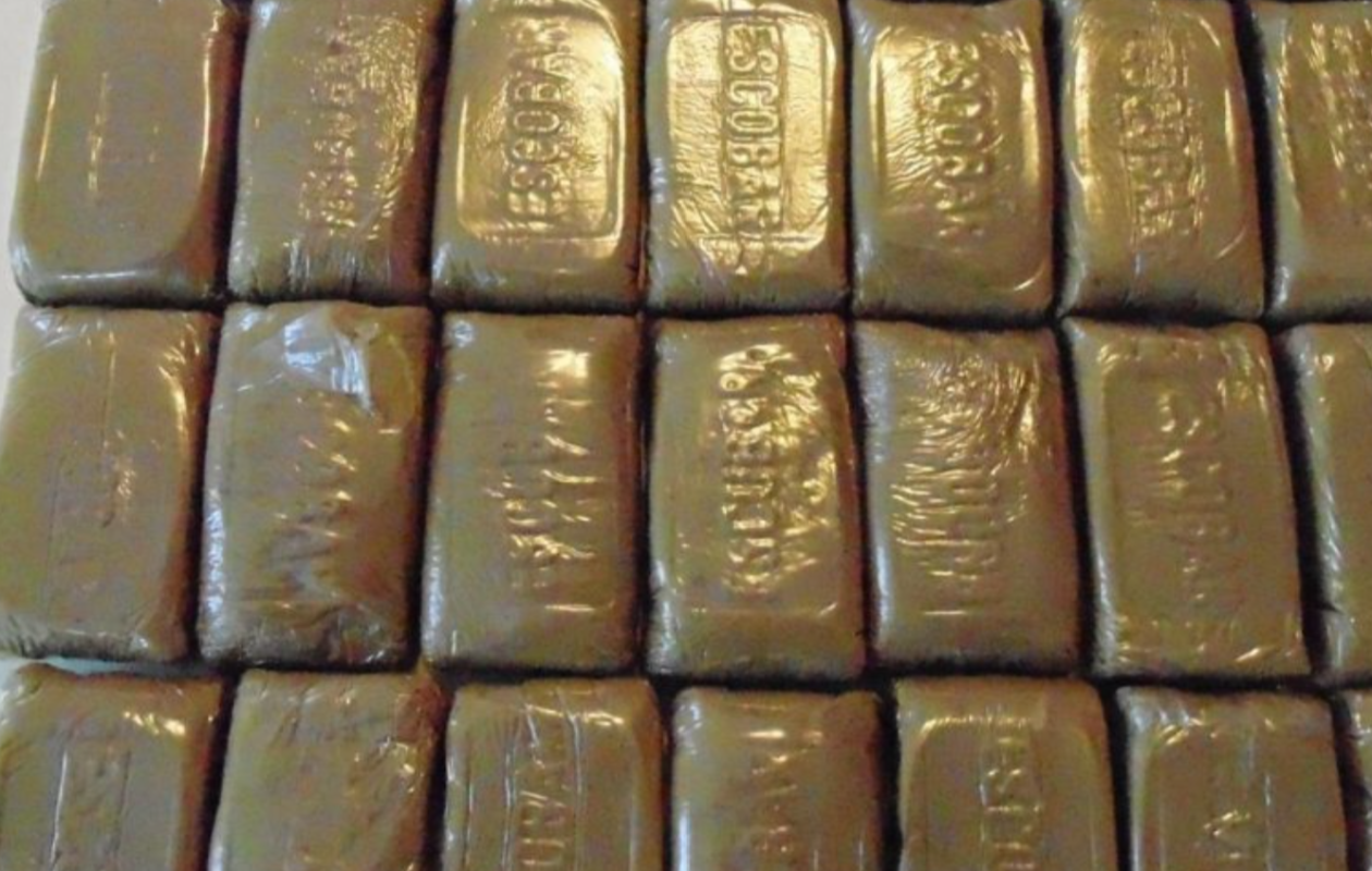 AIBD : 289 plaques de haschich saisies, la mule française et son contact sénégalais tombent au parking