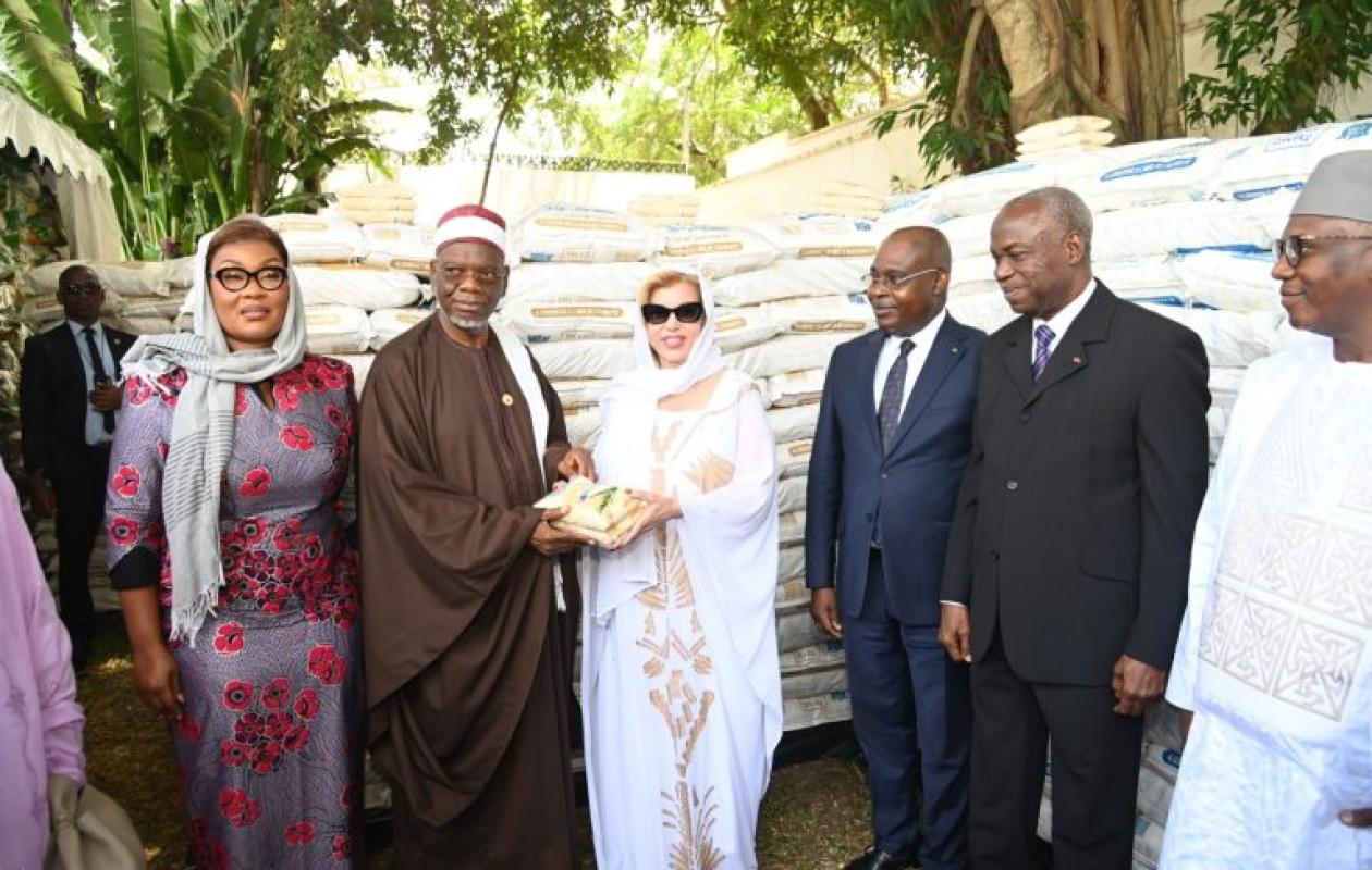 Ramadan et fraternité : la Première dame fait un don de 130 millions de F CFA aux fidèles