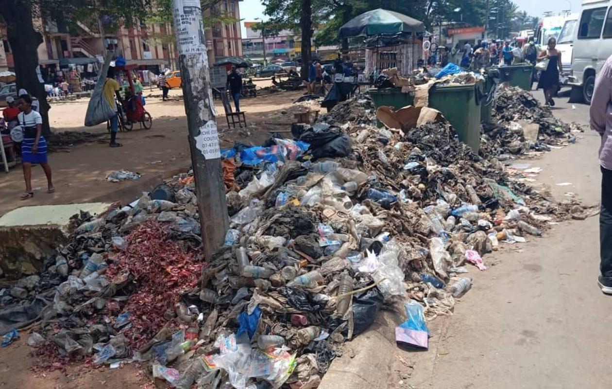 Yopougon-Siporex : Des montagnes de déchets envahissent les rues après le curage des caniveaux