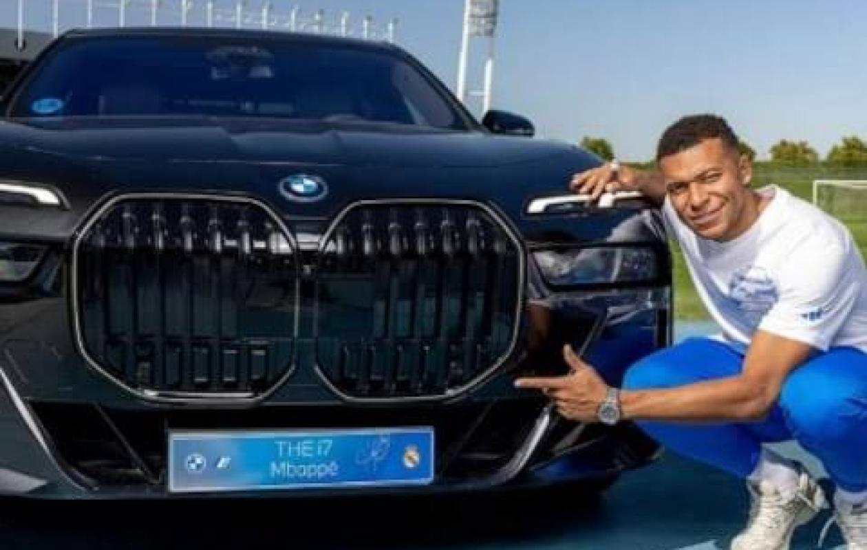 Pourquoi Mbappé troque sa BMW i7 à 140.000 euros contre un modèle plus petit et deux fois moins cher