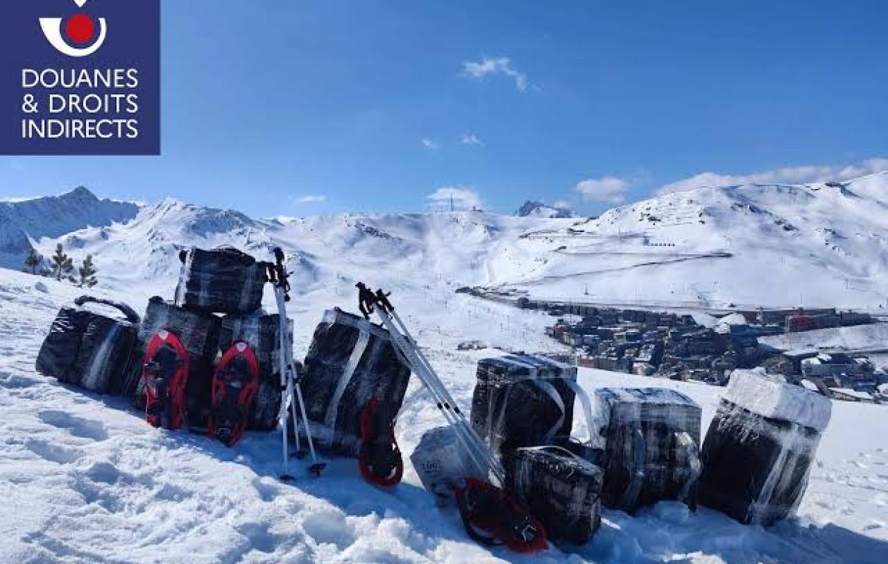 Enfouis sous la neige à 2 300 mètres d'altitude, 117 kilos de tabac de contrebande saisis par les agents des douanes