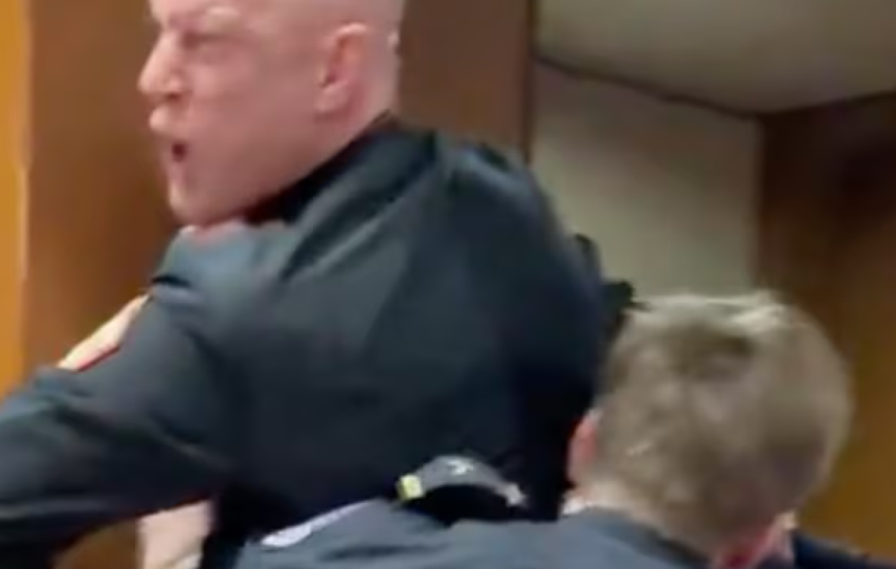 Sénat américain : un ex-Marine expulsé de force après avoir dénoncé une guerre contre l’Iran « pour Israël »