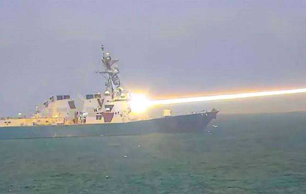 Un navire de guerre américain abat des drones avec une arme laser
