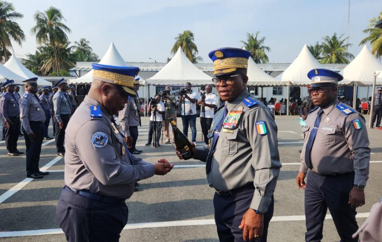 Gendarmerie nationale : 2 497 agents promus, le général Alexandre Apalo Touré célèbre l’excellence à Abidjan Plateau