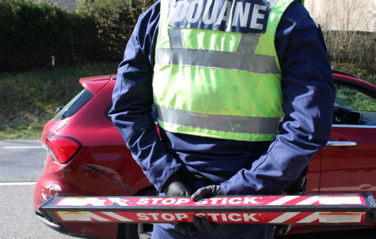 Quatre ressortissants russes interpellés par les douaniers après la découverte d’une importante somme d’argent