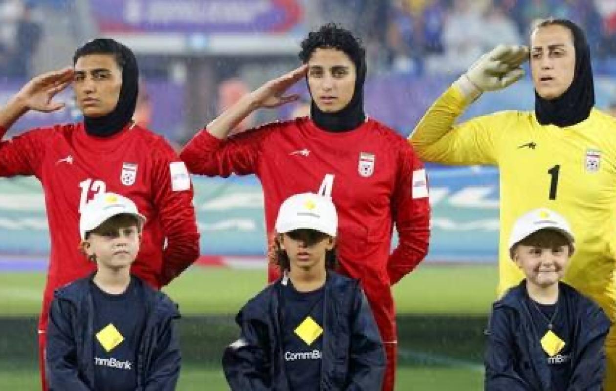 Iran. Reza Pahlavi appelle l’Australie à offrir l’asile aux footballeuses ayant refusé de chanter l’hymne