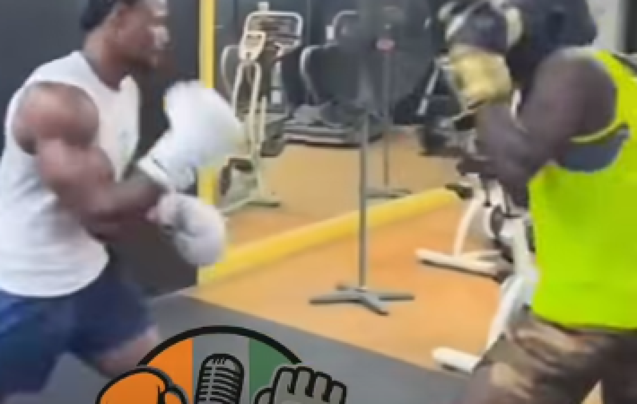 Un homme musclé affronte un jeune boxeur quand soudain…