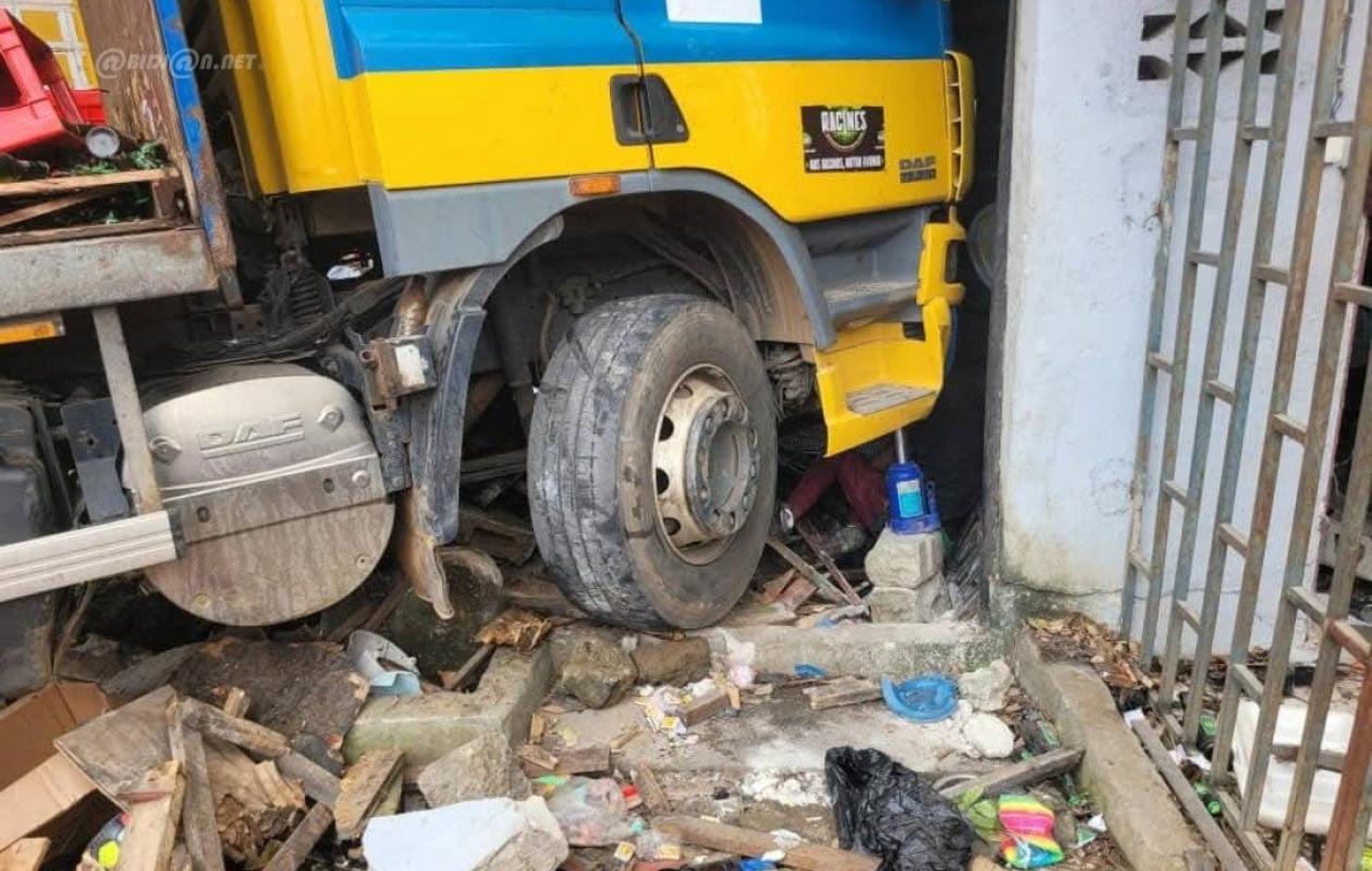 Abobo : un camion en marche arrière percute un magasin et fait deux blessés, dont un coincé dans les débris
