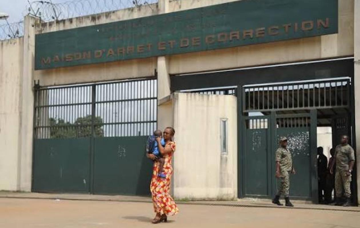Détenues enceintes en prison : les autorités ivoiriennes répondent aux critiques d’Amnesty International