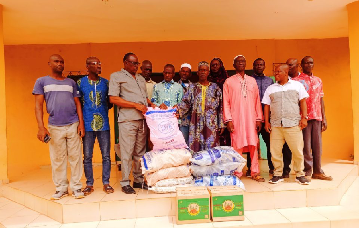 Solidarité à Sandégué : les sénateurs du Gontougo font don de vivres à la mairie