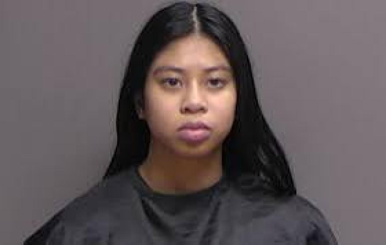 Cette étudiante monte sur scène... personne n'imagine c'est qu'elle a commis juste avant