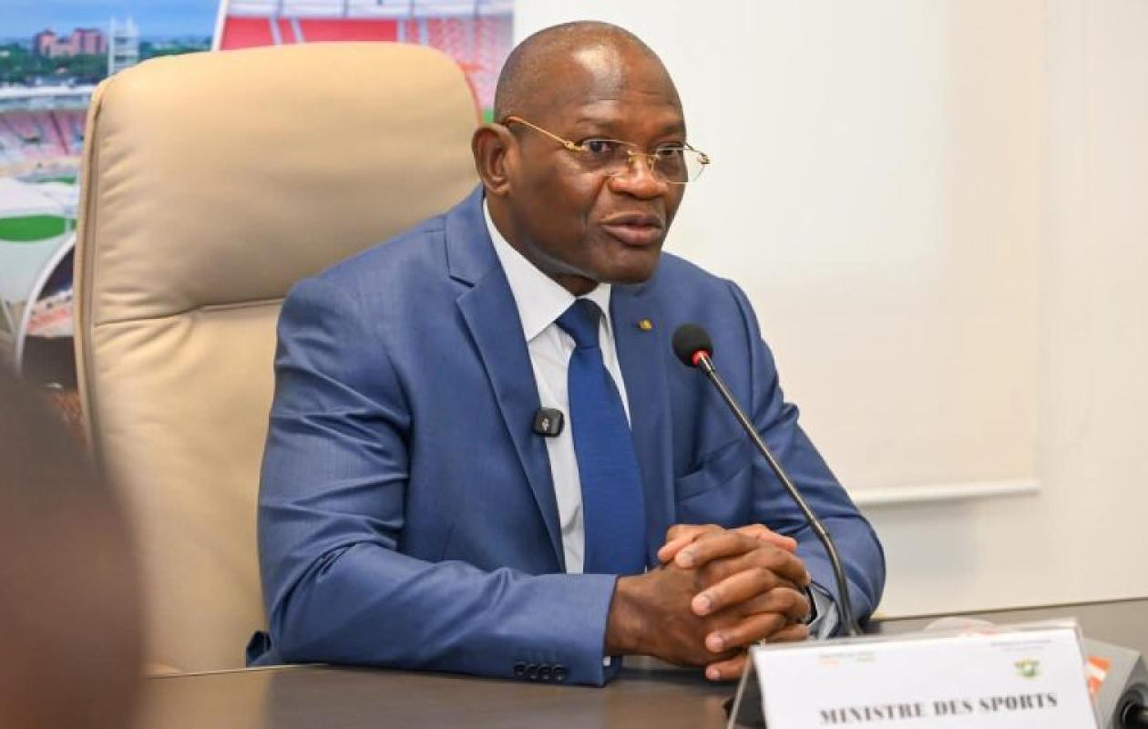 Week-end de feu au Félicia : le ministre Silas Metch appelle à une mobilisation massive pour le choc Asec–Africa et la finale Lyon–PSG