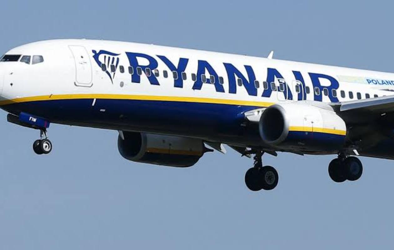 Son vol retardé de 13 heures, Ryanair refuse de l’indemniser : la justice saisit l’avion et menace de le vendre aux enchères