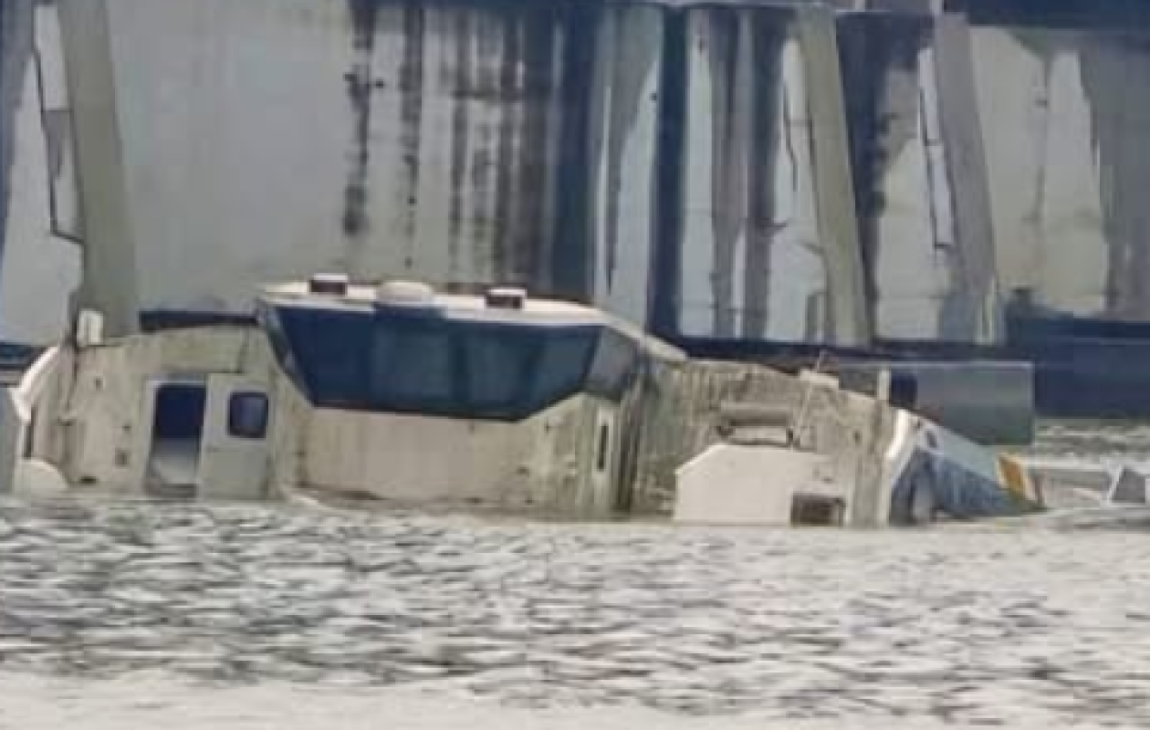 Abidjan : un bateau de transport échoue au pied du pont Félix Houphouët-Boigny