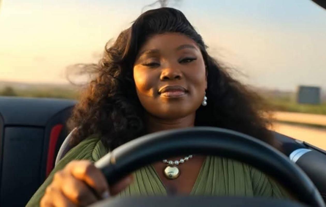 « J’abandonne » : Roseline Layo aborde la santé mentale et les violences conjugales dans son nouveau clip