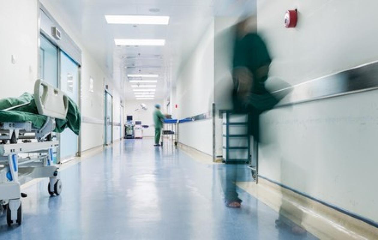 Un conducteur de 17 ans percute un mur... sa passagère de 16 ans meurt après 15 jours de coma