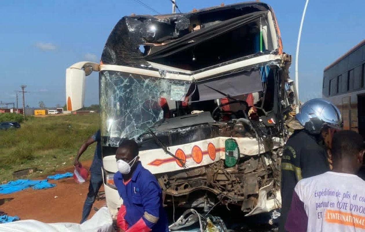 Port-Bouët : un violent choc entre un car UTB et un camion fait un mort et plusieurs blessés sur la route de Bassam
