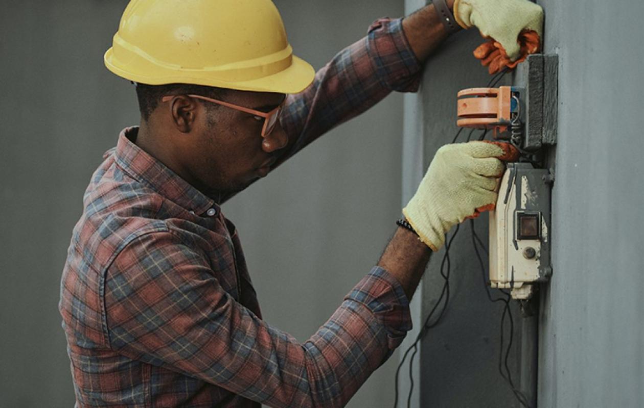 Devenez Agent Spécialisé des Travaux Publics : Concours Électricité d’Équipement 2026