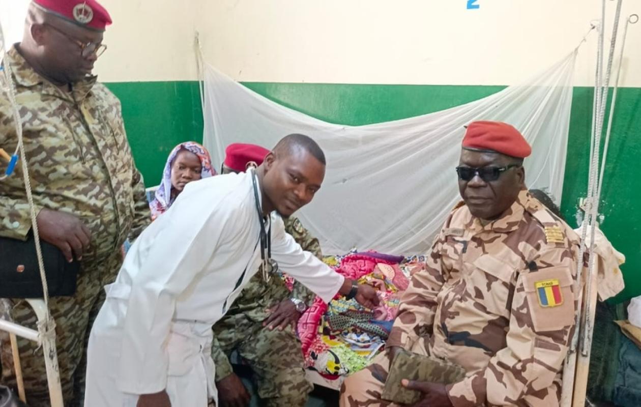 Solidarité à Sarh : La Force mixte Tchad-RCA au chevet d’une mère de triplés abandonnée