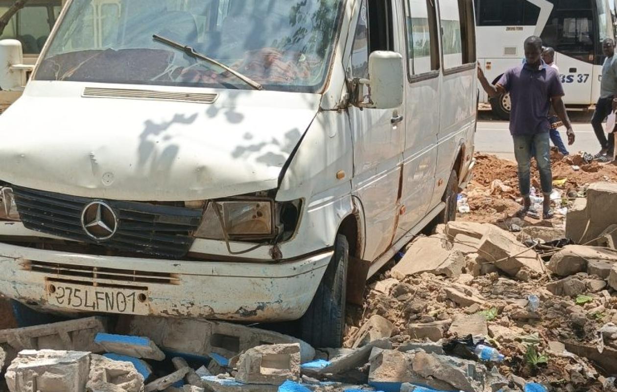 Dabakala : un minicar termine sa course dans le mur de l’hôpital général
