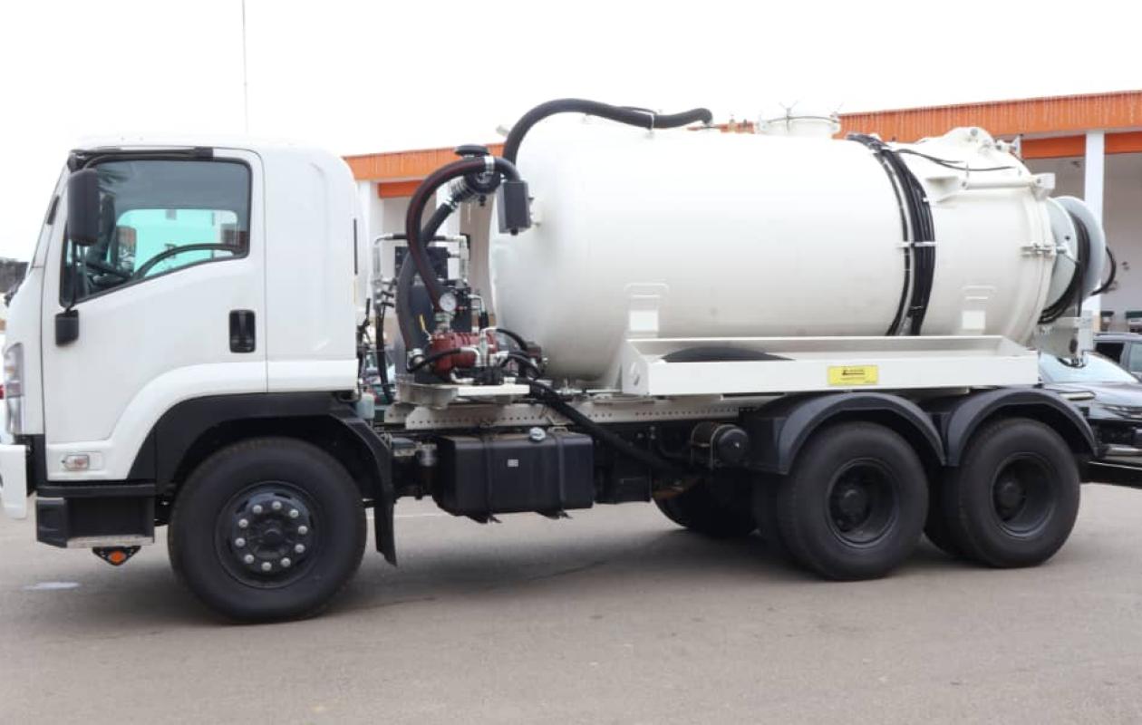 Yopougon muscle son assainissement : un hydrocureur de 10 000 litres pour en finir avec les canalisations bouchées