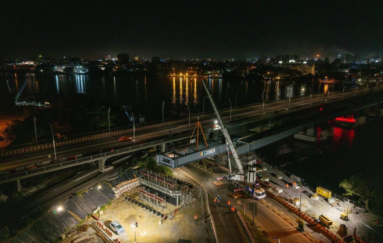 Métro d’Abidjan : prouesse technique pour la pose du dernier tronçon du viaduc