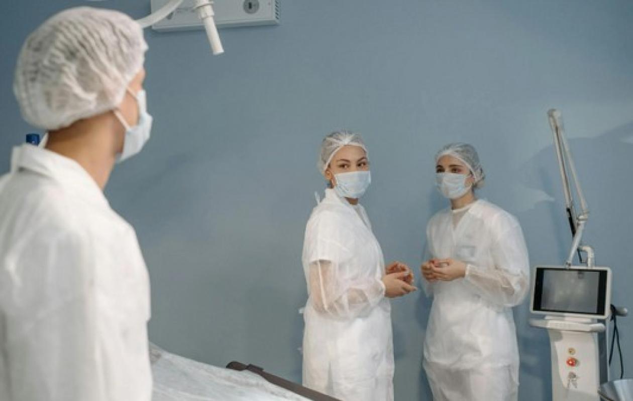 Une femme se fait faire une injection dans les fesses dans un Airbnb.. elle ne se réveillera jamais