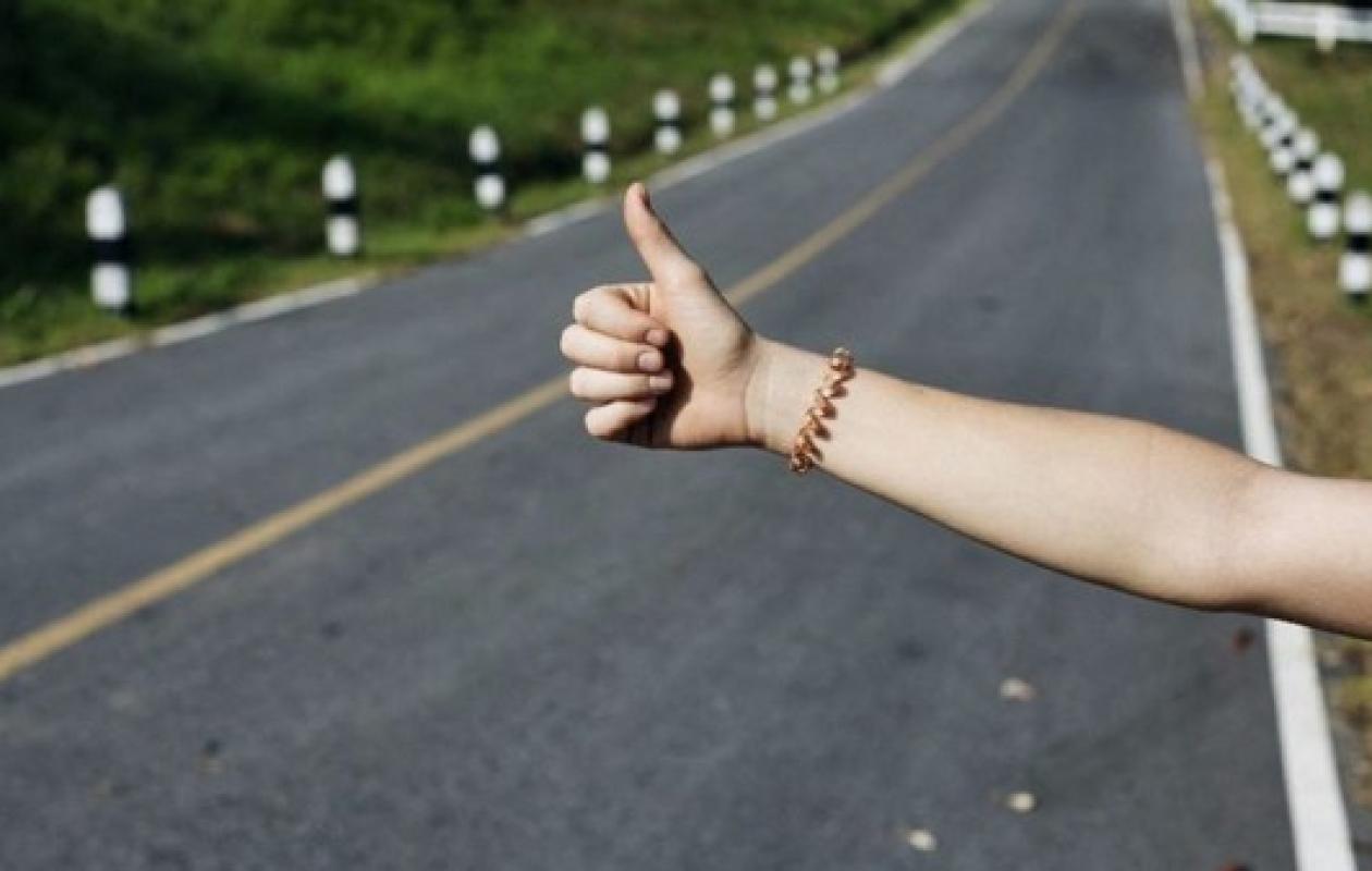 Une autostoppeuse de 23 ans monte dans une voiture occupée par 4 hommes... la suite est atroce