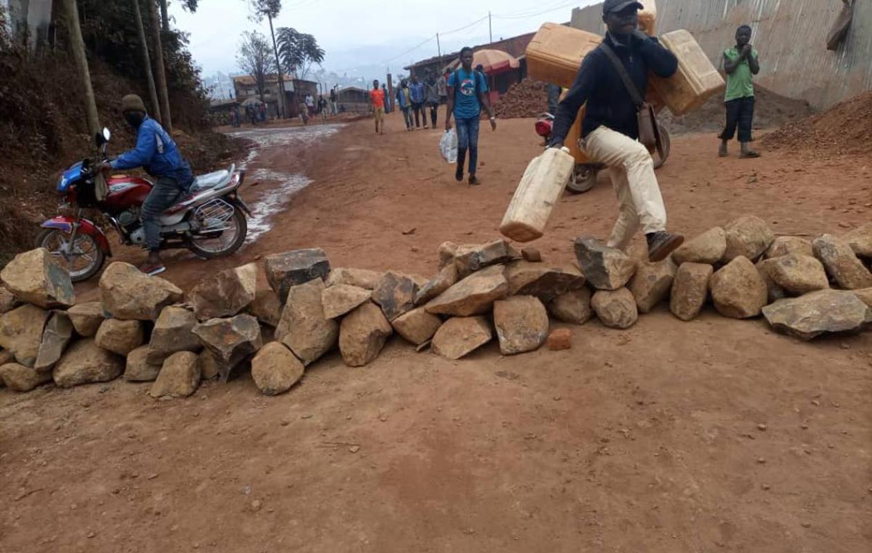 Des jeunes érigent des barricades et bloquent l’entrée des casques bleus à Mambasa