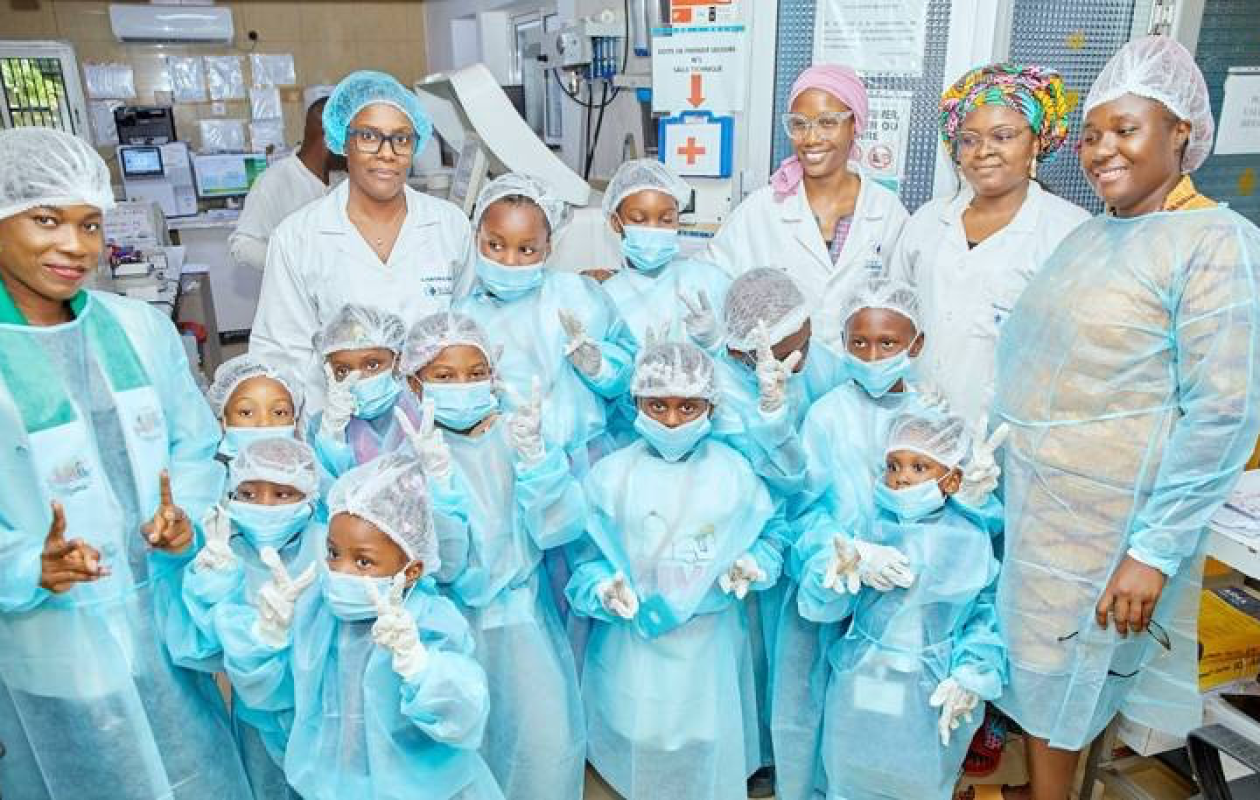 Immersion hospitalière à Cocody : des enfants à la découverte du monde médical