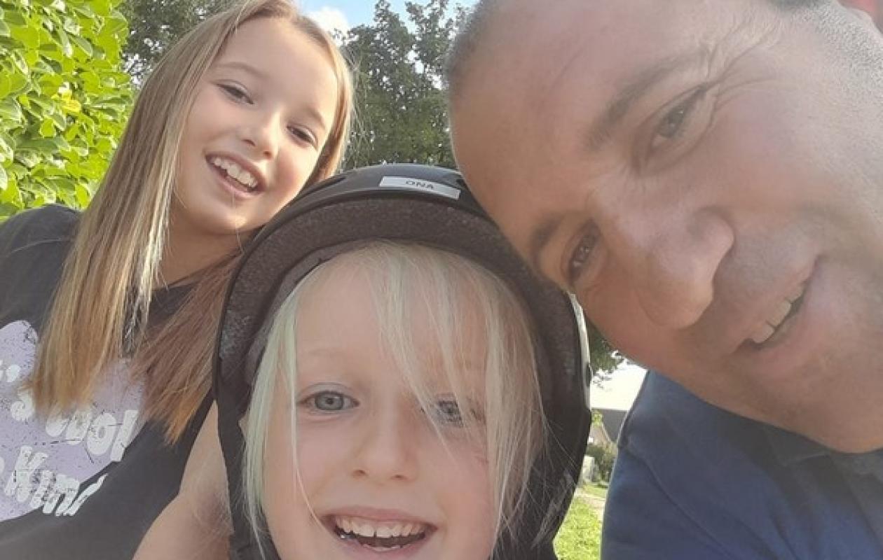 En prison pour les meurtres de ses filles de 5 et 8 ans, il recrute un tueur pour assassiner son ex-épouse