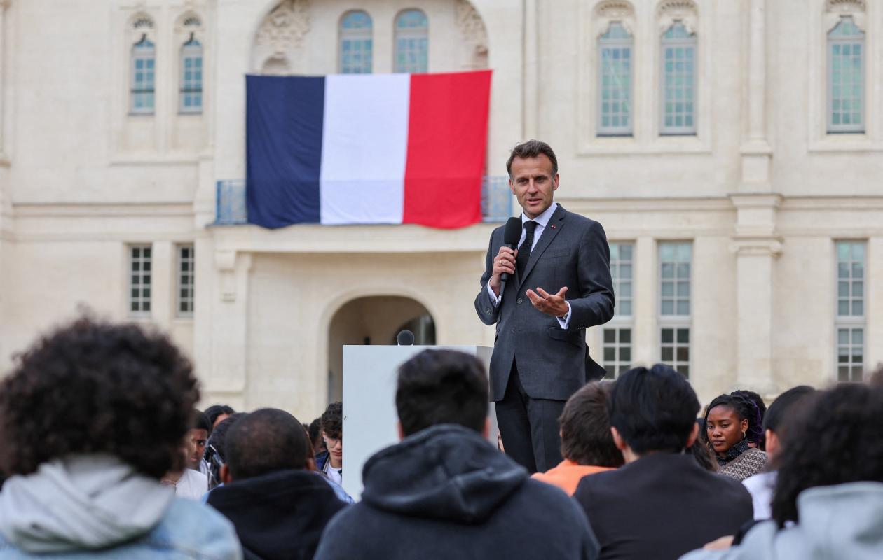 Macron appelle à une "journée sans connexion" mensuelle pour les jeunes
