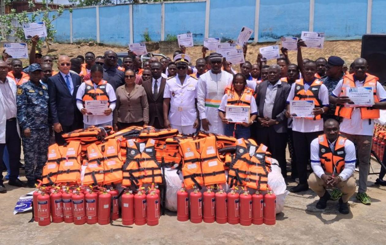 Sécurité lagunaire à Abidjan : 50 conducteurs de pinasses désormais certifiés et équipés