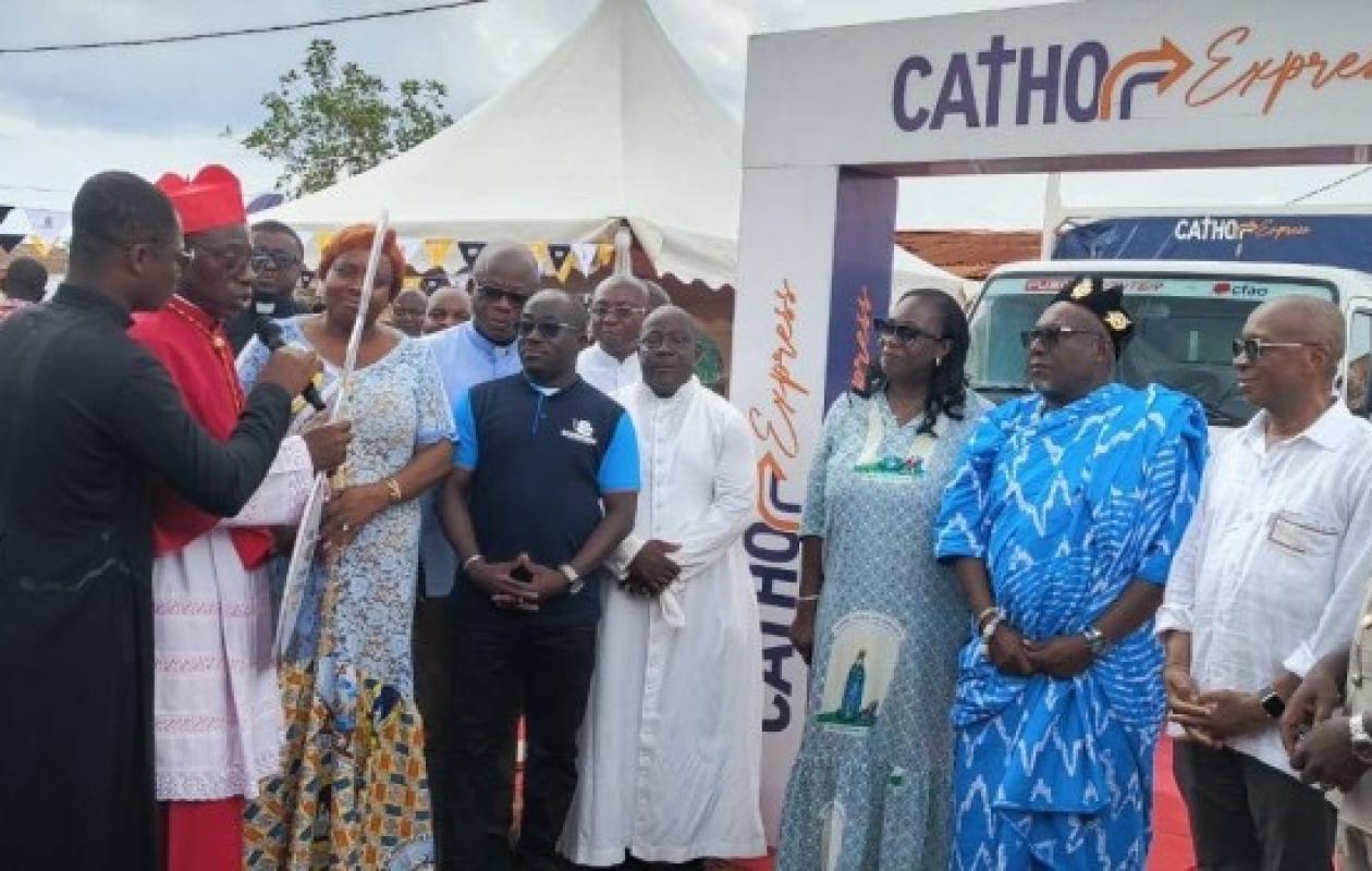 Désenclavement de Kossandji : le cardinal Ignace Bessi Dogbo offre un car et un camion aux populations