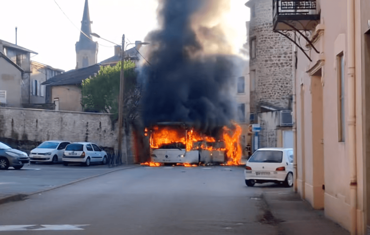 Un drame a été évité de peu après l’incendie d’un car scolaire
