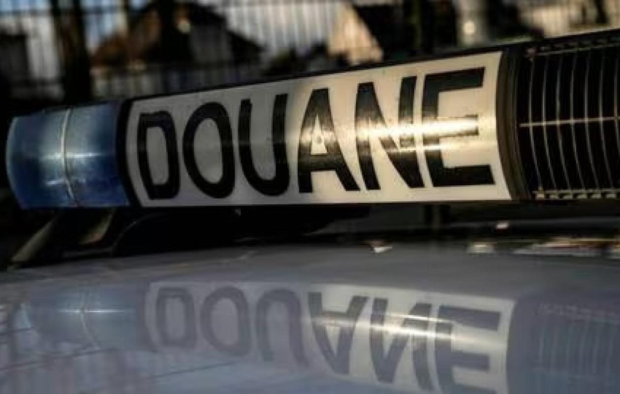 Plus de 3 500 armes blanches saisies en Île-de-France par les douanes dans une affaire de fraude fiscale