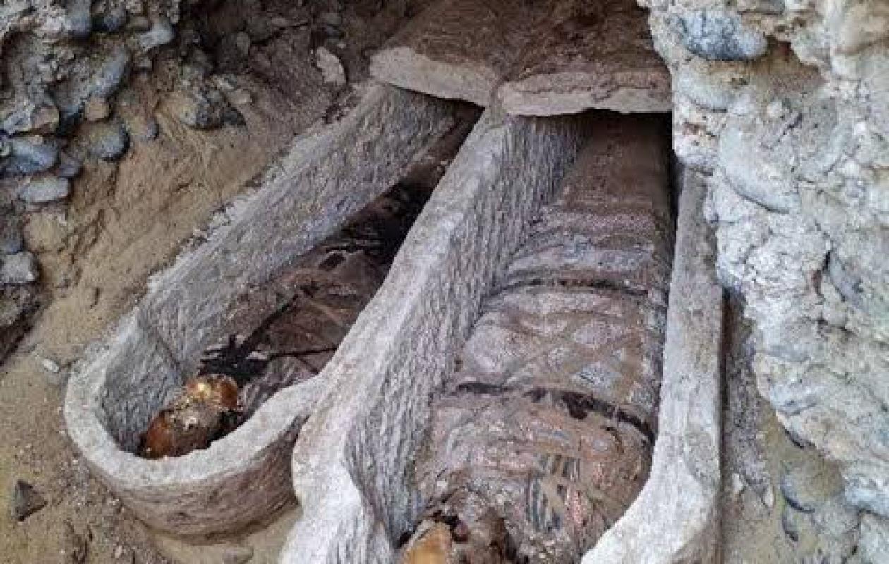 Archéologie : en Égypte, les archéologues découvrent une tombe romaine renfermant des momies aux langues en or et un rare papyrus