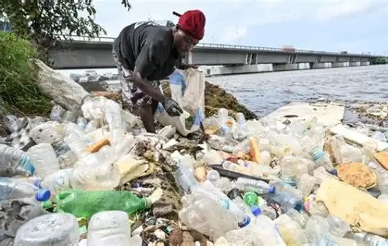 Abidjan : le gouvernement passe à l’action pour débarrasser les canalisations des déchets plastiques avant la saison des pluies