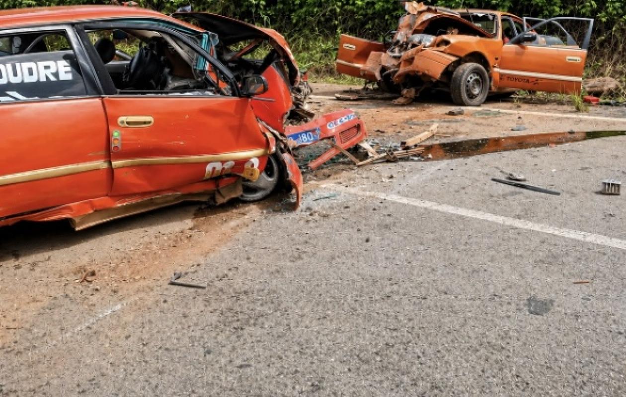 Moronou : en voulant éviter un nid-de-poule, deux taxis se percutent frontalement, sept blessés sur l’axe Bongouanou-M’Batto