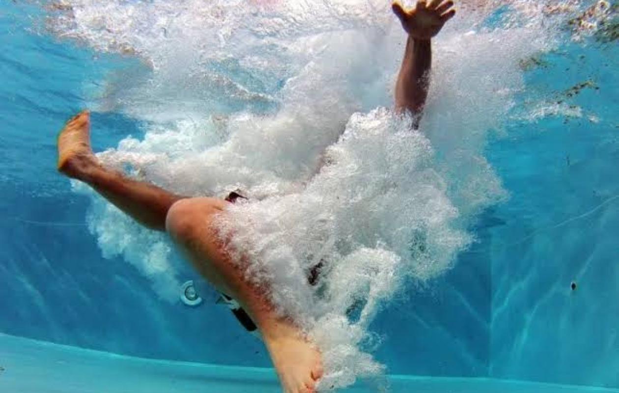 Personne n'a compris... jusqu'à ce qu'ils réalisent que ses cheveux étaient coincés