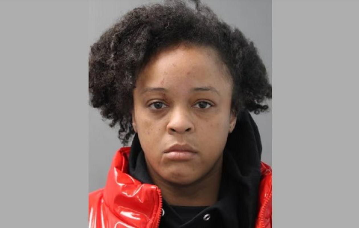 Une femme jette un bâton de dynamite sur son compagnon endormi et lui arrache la main