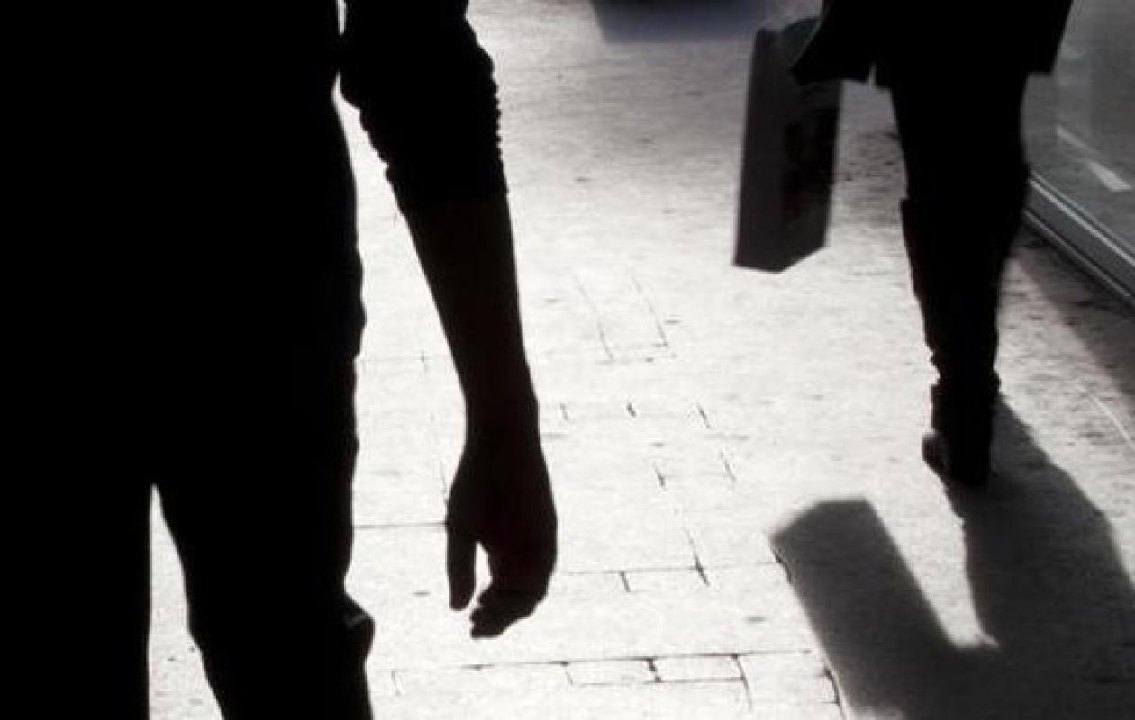 Elle pensait rentrer tranquillement chez elle... mais un homme l'attendait dans l'ombre