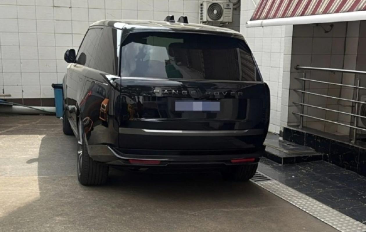 Un maire en fuite dans une affaire de voitures de luxe volées